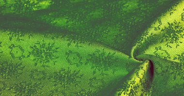 yeşil ipek kumaş. Pürüzsüz yeşil ipek ya da saten lüks kumaş dokusu soyut bir arkaplan olarak kullanılabilir. Lüks arka plan tasarımı. Doku, desen