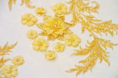 Çeşitli tasarım amaçları için altın sarısı dantel dokular. Kartpostallar için arka plan olarak kullanılabilir. Posterler. Dokular. ya da duvar kâğıdından karmaşık çizgileri olan eski dantel desenler.