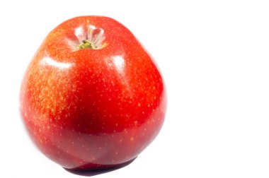 Beyaz arka planda elma. Pectin, quercetin, prosiyanidin ve C vitamini içerirler. Bunlar kanser ve hastalıkların önlenmesinde faydalıdır..