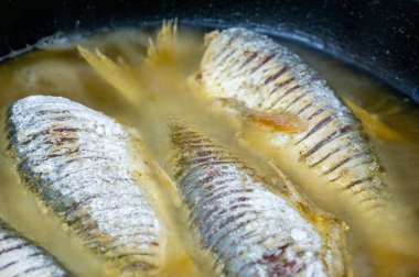 Balık yemek için hazır. Bunlar, hem denizde hem de tatlı suda yaşayan soğuk kanlı omurgalılar. Birçok yenilebilir balık türü mükemmel besin kaynaklarıdır..