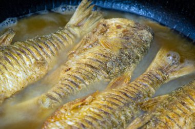 Balık yemek için hazır. Bunlar, hem denizde hem de tatlı suda yaşayan soğuk kanlı omurgalılar. Birçok yenilebilir balık türü mükemmel besin kaynaklarıdır..