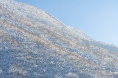 Dağlar. Kış. Huzur ve sessizlik içinde kışın tadını çıkarabileceğiniz bir yer. Sadece fotoğraflarımda. Manzaralara bakan tenha bir yer. Tasasız bir tatil için ideal koşullar..