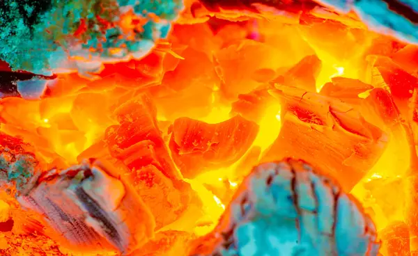 Güzel bir ateşle sıcak ve rahat bir atmosfer yaratmak. Yanan odunlar doğal sıcaklık ve atmosfer yaratır. Kapalı ya da açık alanınızı büyüleyici alevlerle süsleyin..