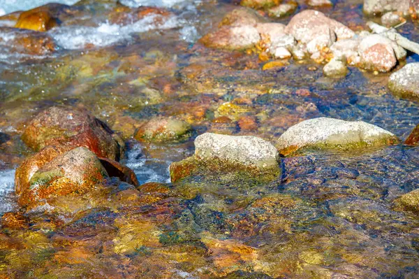 Doğadaki akan suyun güzelliğini yakalamak. Fotoğraflar nehirlerin ve taşların ahenk ve sükunetini gösteriyor. Doğal hayatın huzur ve sükunetini kutlayan doğa fotoğrafları..