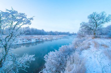 Kış günbatımının büyüleyici güzelliğinin tadını çıkar. Güneşin gökyüzünü canlı renklerle boyamasını izle. Doğanın mükemmelliğinin çarpıcı fotoğraflarını çek..