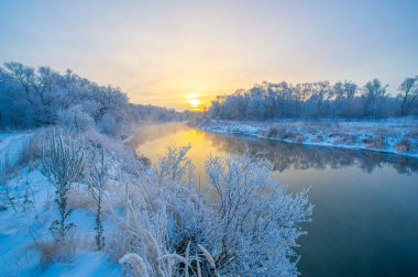 Kış harikalar diyarının büyülü güzelliğini tecrübe et. Donmuş nehrin üzerinden güneşin doğuşunu izle. Kendini Buz Şafağı 'nın tuhaf atmosferine daldır..