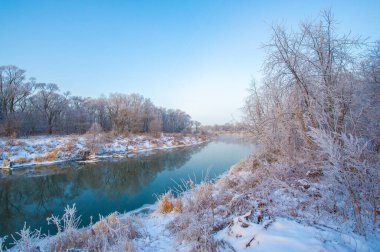 Kış günbatımının muhteşem ilham veren güzelliğini deneyimleyin. Doğanın mükemmel uyumu ile ilgili çarpıcı fotoğraflar yakalayın. Kendinizi bu büyülü anın sükunetine ve dinginliğine bırakın.