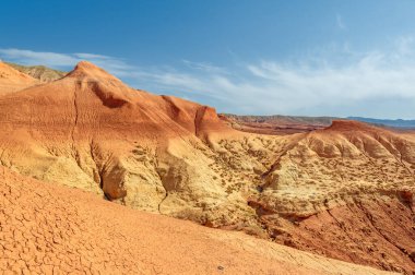 Boguty 'nin Kızıl Dağları' nın nefes kesici güzelliğini keşfedin. Dağların kalbindeki dinginliği hisset. yüzyıllar boyunca doğanın güçleri tarafından şekillendirildi..