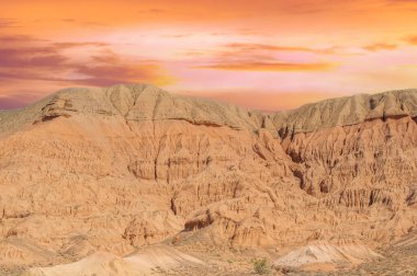 Krasnye Boguty Dağları 'nın büyüleyici güzelliğini tecrübe edin. Dağların üzerinden gün batımının muhteşem manzarasının tadını çıkarın. Bu çarpıcı yerde doğanın ilahi büyüsünün cazibesini hisset..