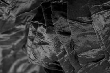 Siyah İpek Kumaş, yüksek kalitede siyah ipek tafta kullanılarak özel olarak tasarlandı. Işık, çıtır ve pırıl pırıl, bu madde yumuşak bir parıltı yaratır..