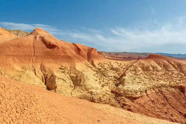 Boguty 'nin Kızıl Dağları' nın nefes kesici güzelliğini keşfedin. Dağların kalbindeki dinginliği hisset. yüzyıllar boyunca doğanın güçleri tarafından şekillendirildi..
