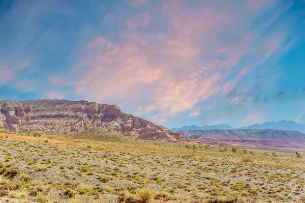 Gün batımında Kızıl Dağların sükunetini hisset. Büyüleyici ışıltı hayal gücüne ilham versin. Anlatılmamış hikayeleri ve sonsuz dağların güzelliklerini keşfedin..