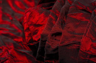 Kırmızı kumaş. Yüksek kaliteli kaliteli kırmızı ipek kumaşı temsil ediyor. Bu mükemmel orta boy ipek kumaş zarif bir kumaşa ve güzel bir parıltıya sahip. Bu senin yaratıcılığın için mükemmel bir malzeme..