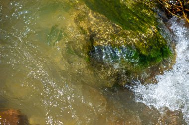 Doğanın sakinleştirici etkisini sanal bir dağ akıntısı ile deneyimleyin. Akan suyun rahatlatıcı ritmi sana iç huzuru getirsin. Bu sarsıcı ve rahatlatıcı deneyimle Zen 'ini bul.