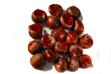 Olgun kestanelerin doğal güzelliğinin tadını çıkar. Sonbaharın özünü bu manzarayla yakala. Kestane ağaçlarının eşsiz düzenlemesi sayesinde sonbaharın büyüsüne hayran olun..