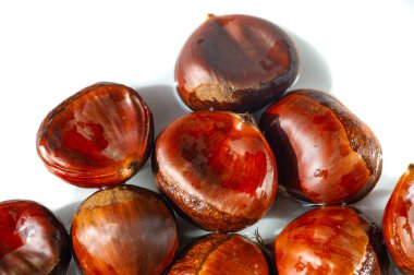 Beyaz bir arka planda kestane ağacının güzelliğine tanık olun. İyilik şeklinde düzenlenmiş kestane ağaçlarının güzelliğine. Sonbaharın özünü resmediyor.