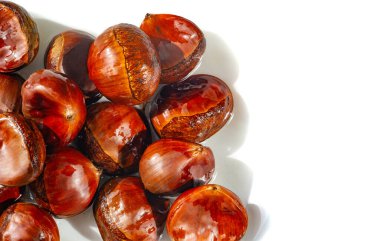 Kendinizi doğanın güzelliğine kestanelerle daldırın. Bu sezonun hediyelerini Chestnut Craft ile kutlayın. Aşkın ve doğanın yolculuğunu karmaşık bir şekilde düzenlenmiş ağaçlar arasında yaşayın..