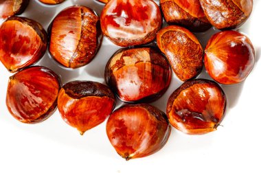 Kendinizi doğanın güzelliğine kestanelerle daldırın. Bu sezonun hediyelerini Chestnut Craft ile kutlayın. Aşkın ve doğanın yolculuğunu karmaşık bir şekilde düzenlenmiş ağaçlar arasında yaşayın..