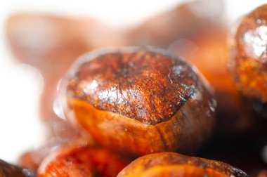 Sonbaharın esansını hassas bir kestane düzeninde hisset. Temiz beyaz bir arkaplan üzerine basit ama sofistike bir sunum. Bu çarpıcı gösteriyle mevsimsel zarafeti tecrübe edin.