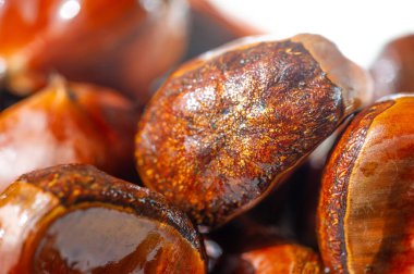 Kızarmış kestane aromasının tadını çıkar. Sonbahar dekorasyonu ya da mevsimlik hediyeler için ideal. Beyaz mobilyalar her odaya zarafet katar..