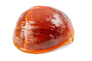 Kestane ağacının güzelliğini odak noktası olarak hisset. Pürüzsüz yüzey ve doğal tonlar sakinlik ve basitlik hissi yaratır. Saf beyaz arka plan doğal güzelliği arttırır.