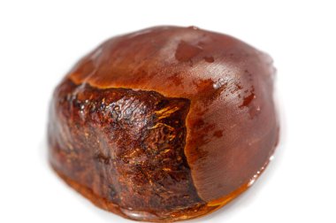 Kestane ağacının odak noktası olarak yetersiz gösterilen cazibesine tanık olun, pürüzsüz yüzeyi ve doğal tonları, doğal basitlik üzerine bir çalışma olan temiz beyaz arka plana karşıdır. Neşe Üzerine Nutl