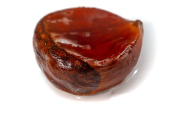 Temiz, minimalist bir dizaynla kestanenin doğal güzelliğinin tadını çıkar. Kestanenin basitliği ve zarafeti beyaz arka planda vurgulanır. Neşe Üzerine Nutl