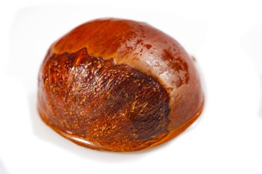 Altın tonlarda kestane ağacının çarpıcı yakın plan fotoğrafı. Doğanın karmaşık detayları boş beyaz bir tuvale kaydedildi. Makro fotoğrafçılığın en iyi yanı canlı renkler ve dokulardır.