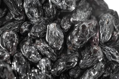 Siyah üzümlerin doğal tatlılığına daha yakından bakın. Bu yakın plandaki zengin doku ve tat potansiyeline bakın. Pişmiş yiyeceklere ya da atıştırmalık olarak eklemek için ideal.