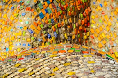 Kendinizi canlı bir yaratıcılık gösterisine daldırın. Mozaik duvarda yerel sanatçıların yetenekleri ve hikayeleri sergileniyor. Sokak sanatının güzelliğini eşsiz bir şehir ortamında tecrübe edin..