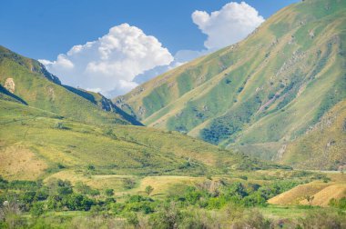Yazın bu güzel dağ eteklerini ve görkemli dağları keşfedin. Yürüyüşün, bisikletin ve kampın tadını çıkarın. Nefes kesici manzaranın tadını çıkarın ve kendinizi doğanın güzelliğine daldırın..