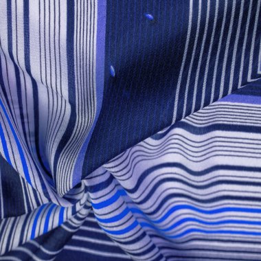 İpek kumaş, mavi arka plan, çizgili beyaz ve mor çizgiler, Meksika teması, Meksika pançosu kostümleri. Desen deseni, koleksiyon,