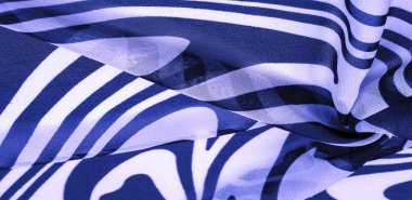 İpek kumaş, mavi ve beyaz soyut çizgiler. Soyut mavi ve beyaz desenlerin sihirli şekli. Retro modern dekor, tekstil sanatı, tasarım, doku, arkaplan, kalıp