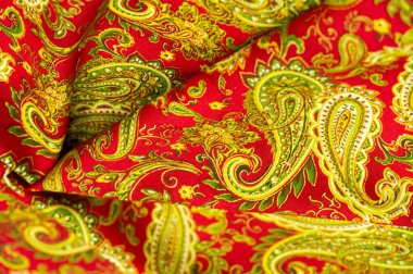 Kırmızı arka planda desenli yeşil desen. Beatles tarafından popüler hale getirilen kovboy ve motorcuların bandanalarını süsledim, hippiler çağına öncülük ettim ve rock 'n roll' un amblemi oldum..