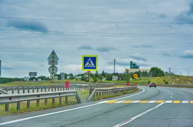 Çarpıcı doğal manzaralarda manzaralı bir yolculuğun tadını çıkar. Güzel ağaçlarla çevrili açık yolun sükunetini hisset. Otoyolda seyahat ederken doğanın güzelliğinin tadını çıkar..