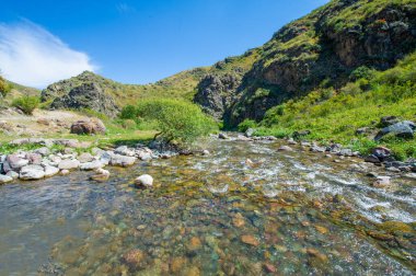 Doğanın huzurlu güzelliğinin tadını çıkar. Nehrin kayalık kanyonda nasıl zarifçe aktığına bakın. Kendini baş döndürücü dağ manzarasına daldır..