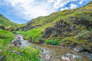 Doğal manzaraların dingin güzelliğinin tadını çıkar. Nehrin kayalık kanyonda nasıl zarifçe aktığına bakın. Kendini görkemli dağ manzaralarının kalbine daldır..