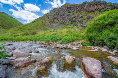 Kayalık bir kanyondan akan nehrin manzarasının tadını çıkar. Kendini doğanın güzelliğinin sükunetinde kaybet. 