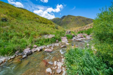 Doğanın başyapıtının dingin güzelliğinin tadını çıkar. Nehrin kayalık kanyonda huzur içinde akışını izle. Bu manzaralı istikameti çevreleyen görkemli dağları keşfedin..