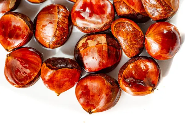 Kendinizi doğanın güzelliğine kestanelerle daldırın. Bu sezonun hediyelerini Chestnut Craft ile kutlayın. Aşkın ve doğanın yolculuğunu karmaşık bir şekilde düzenlenmiş ağaçlar arasında yaşayın..