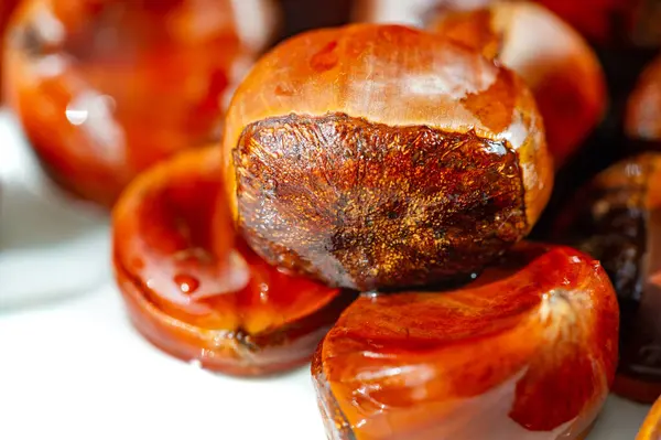 Sonbaharın sıcacık sıcacık sıcaklığını zarif sunulmuş kestanelerimizle hisset. Lezzetli kestane yemeklerimizle sonbaharın tadını çıkarın. Kendinizi mevsimlik lezzetlerle ödüllendirin, sonbaharda beyaz tabakta.