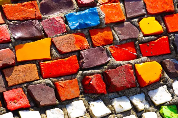 Şehrin canlı ve renkli ruhunu sanat vasıtasıyla deneyimleyin. Mozaik duvarın karmaşık detaylarına ve işçiliğine hayran kaldım. Yaratıcılığın gerçek bir kanıtı.