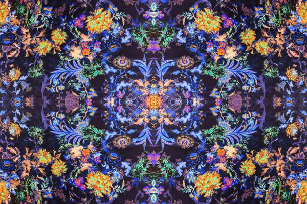 Kusursuz doku, parlak büyük çiçekler, çoğunlukla siyah çizgilerle kaplanmış, gecenin karanlığında yüzen siyah tohum benzeri noktalarla noktalanmış..