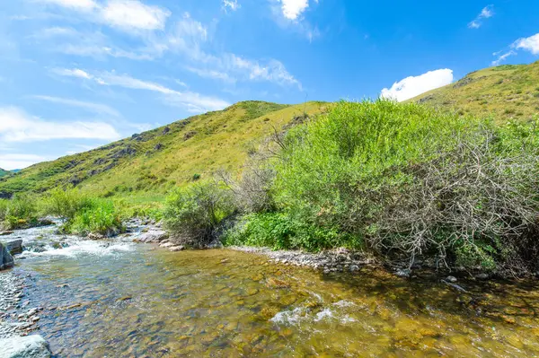 Doğanın sükunetini ve huzurunu hisset. Heybetli kanyon duvarlarına bakarken korkuyu hisset. Akan bir nehrin rahatlatıcı sesine kulak verin. Etrafını saran dağların muhteşem manzarasının tadını çıkar.