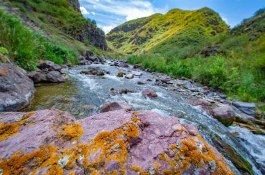Nehrin dingin akışını kayalık bir kanyonda hissedin. Dağların kalbindeki doğanın çarpıcı güzelliğinden büyülen. Kendini sakin ve huzurlu bir ortama daldır..