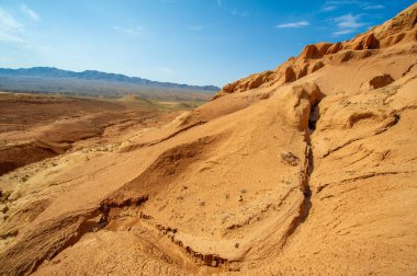 Kızıl Dağlar 'ın nefes kesici güzelliğini tecrübe et. Ufukta çarpıcı bir gün batımına tanık olun. Kendini bu büyülü yerin huzur ve sükunetine bırak..