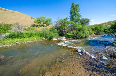 Doğanın büyüsünü en saf haliyle tecrübe et. Akan antik nehrin fısıltısını dinle. Dağların sonsuz güzelliğini ve huzurunu hisset..