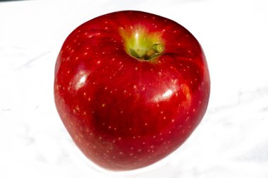 Beyaz arka planda taze kırmızı elma. Vitamin ve meyve suyunu temsil eder. Görsel cazibe ve sağlık faydaları sağlar.