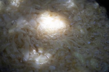 Geleneksel pilav A kazanı için soğan kızartma yöntemi çıtır kıtır ekmek elde etmek için kullanılır. Altın sarısı soğanlar pirinç tabağına tat ve doku ekler..