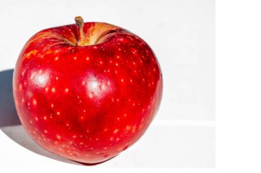 Rahatlatıcı bir ortamda elmanın parlak ve sulu tadını çıkar. Rahatlayın ve bu parlak fikirle gençleşin. Lezzetli bir ziyafetin tadını çıkarırken günlük vitaminlerinizi alın..